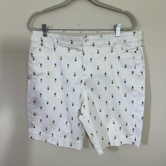 Intro. ❤️ sz 14   Love The Fit Bermuda shorts in white pineapple print - Picture 1 of 13